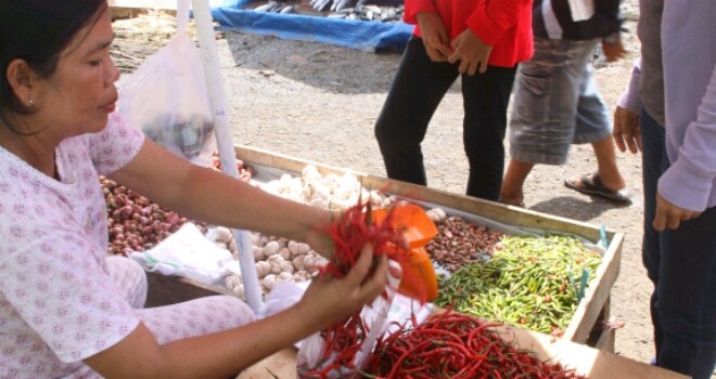 Penjual cabe di Pasar Induk Angso Duo.